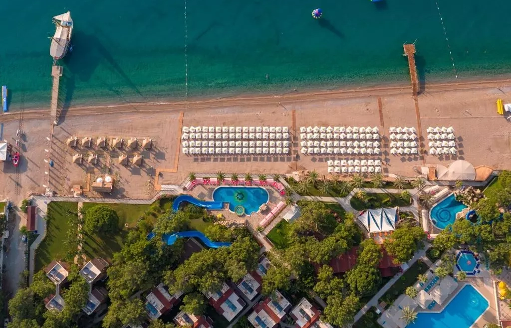 pirates beach club naslovna slika