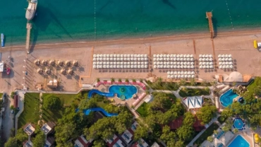 pirates beach club naslovna slika